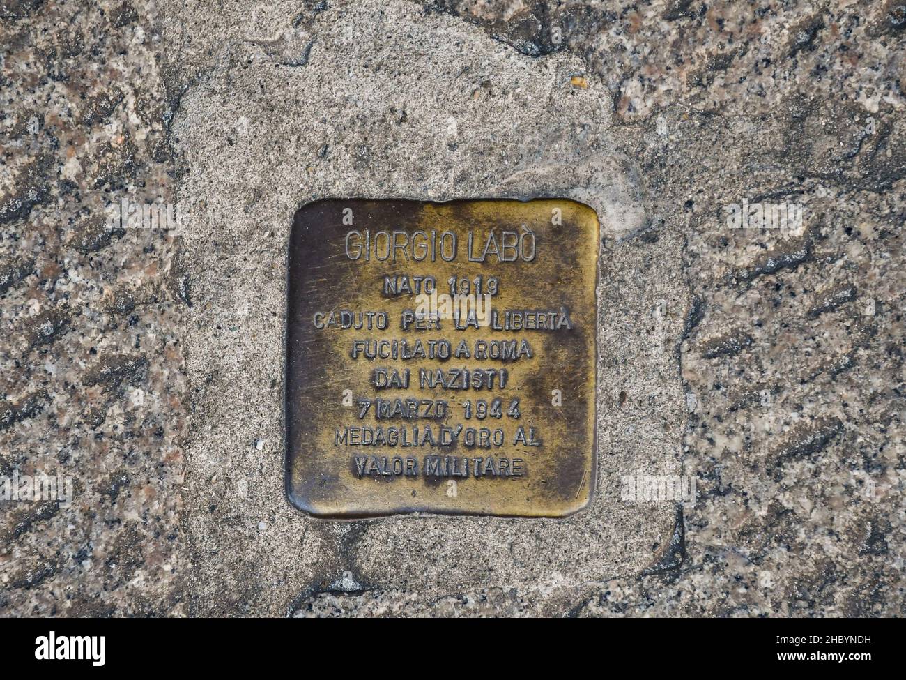 Der "Stolperstein" von Gunter Deming, der dem Gedenken an Giorgio Labò gewidmet ist, den von den Nazis angeschossenen Partisanen, der auf einem Bürgersteig in der Via Roma in Genua aufgestellt wurde Stockfoto