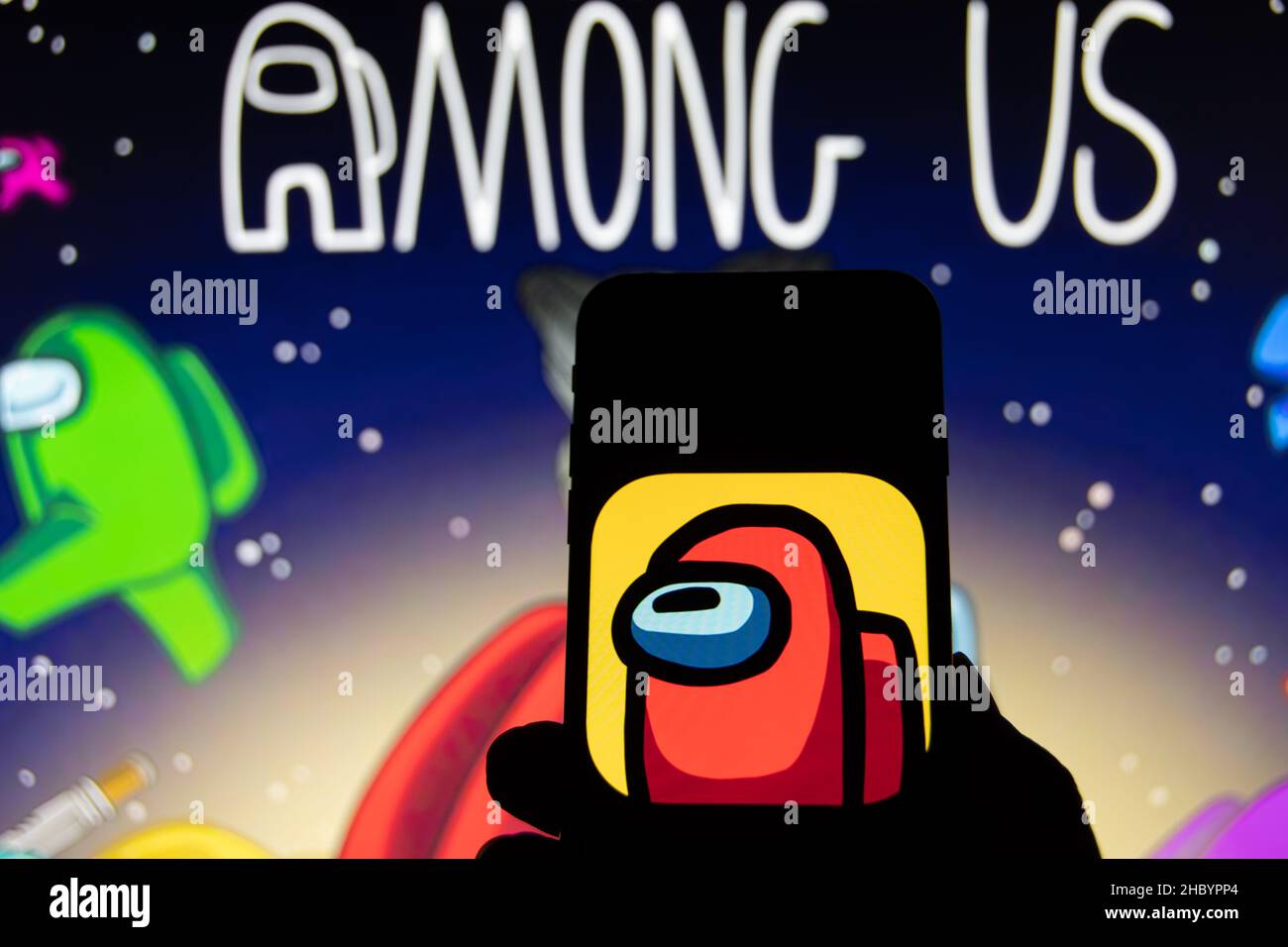 Rheinbach, Deutschland 4. November 2021, das Icon der App 'among US' auf dem Display eines Smartphones (Fokus auf das Icon) Stockfoto