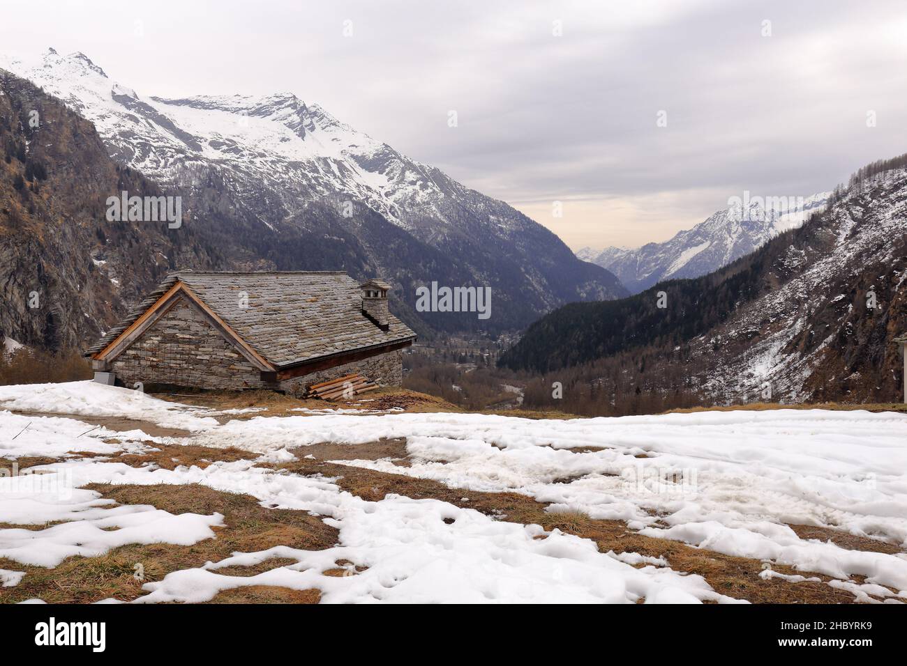Blick in der Nähe von Macugnaga, Piemonte, Italien mit Chalet und Schnee Stockfoto