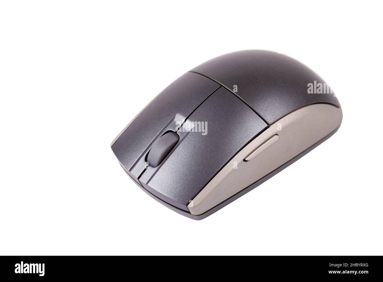 Einfache graue kabellose Computermaus, einfache graue Desktop-PC-Maus, Objekt auf Weiß isoliert, ausgeschnitten, Nahaufnahme, Designelement. Technisches Zubehör und aus Stockfoto