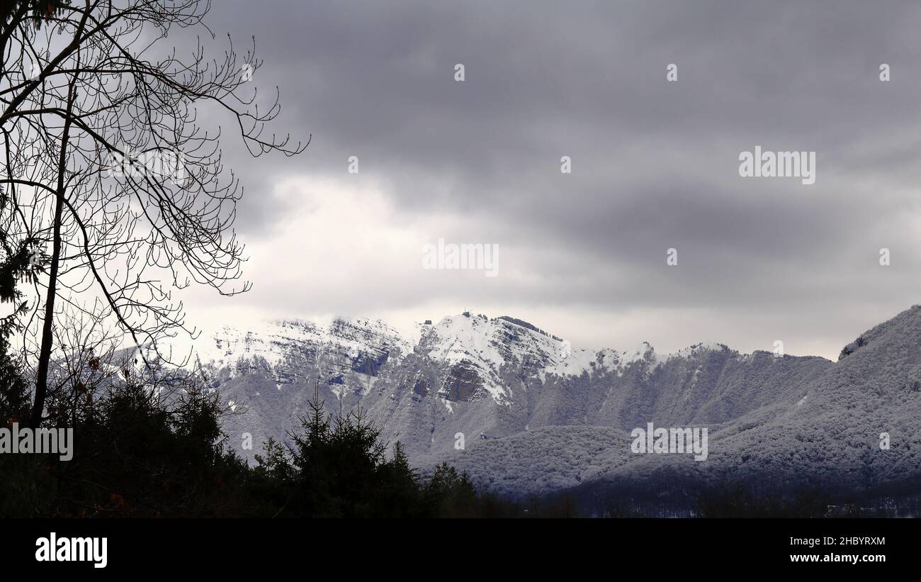 Blick auf den Monte Negeroso, Schweiz, mit Schnee und Wolken Stockfoto