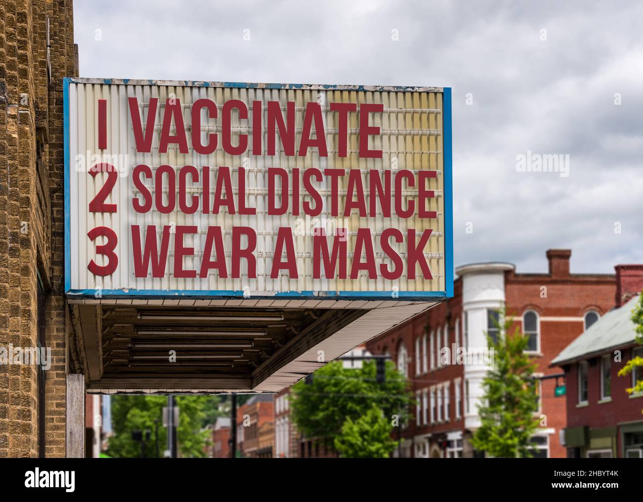 Mockup der Filmkino-Werbetafel mit Impfen, tragen Sie eine Maske, soziale Distanz, um mit der omicron-Variante der Covid-19-Coronavirus-Epidemie umzugehen Stockfoto