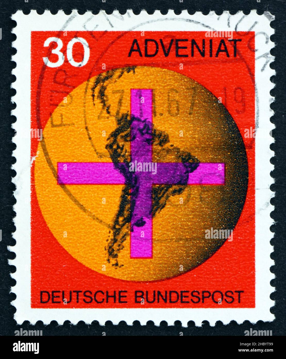DEUTSCHLAND - UM 1967: Eine in Deutschland gedruckte Briefmarke zeigt Kreuz und Karte Südamerikas, Bewegung deutscher Katholiken für die lateinamerikanische Kirche, Stockfoto