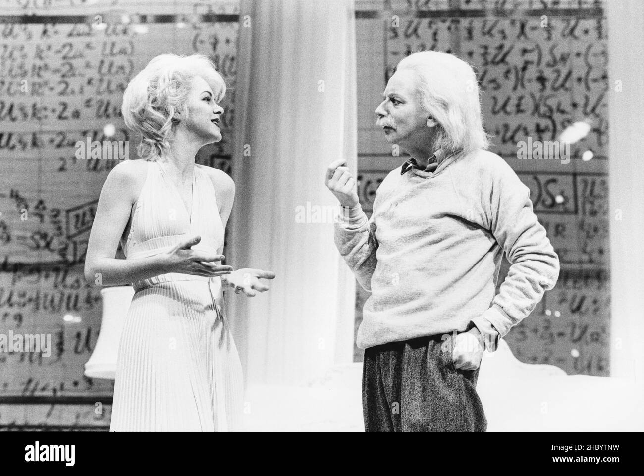 Judy Davis (die Schauspielerin), Ian McDiarmid (der Professor) in INSIGNIFICANCE von Terry Johnson am Royal Court Theatre, London SW1 12/07/1982 Design: Antony McDonald Beleuchtung: Jack Raby Regie: Les Waters Stockfoto