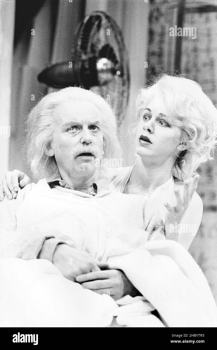 Ian McDiarmid (The Professor), Judy Davis (The Actress) in INSIGNIFICANCE von Terry Johnson am Royal Court Theatre, London SW1 12/07/1982 Design: Antony McDonald Beleuchtung: Jack Raby Regie: Les Waters Stockfoto