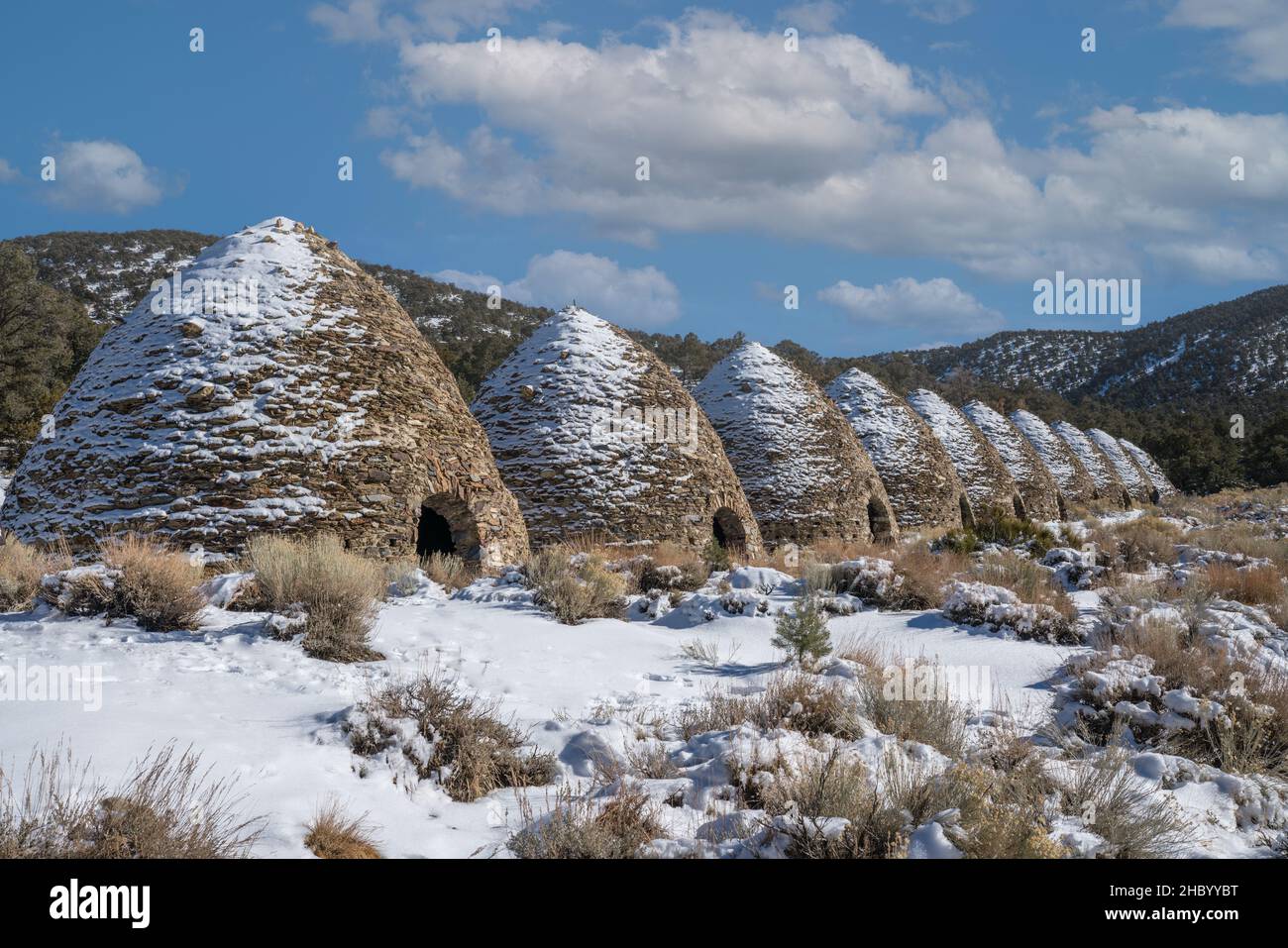 Kohleöfen in Form von Bienenstöcken, die im Schnee im Death Valley in Kalifornien liegen, wurden von der Hearst Corporation vor über 100 Jahren kontrolliert. Stockfoto