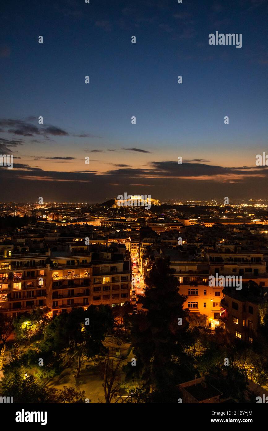 Vertikale Luftaufnahme der Akropolis und der Stadt Athen bei Sonnenuntergang, Griechenland. Stockfoto