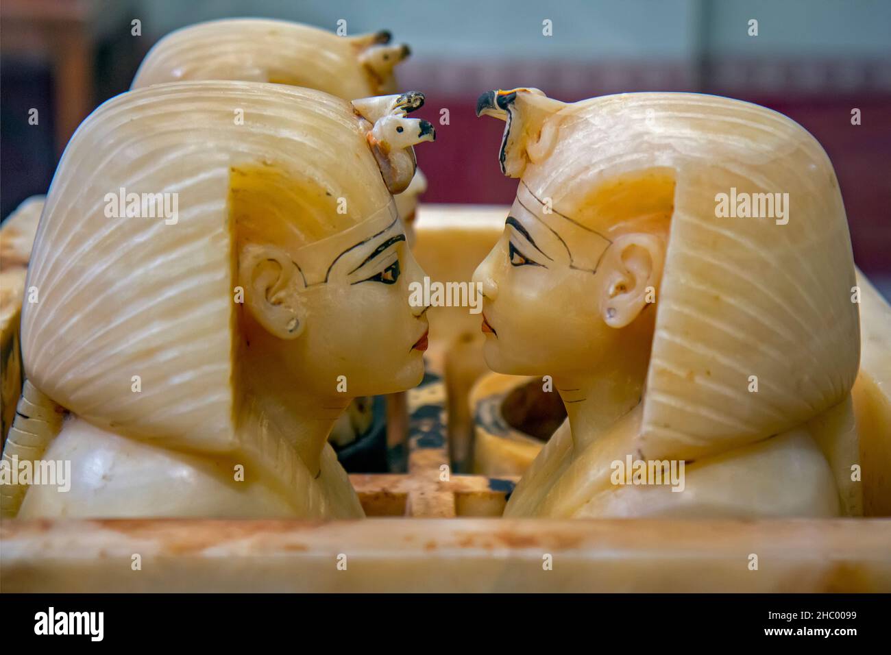 Kairo, Ägyptisches Museum, Tutenchamon-Alabaster, Kanopische Schachtel: Die 4 menschenköpfigen Glasdeckel tragen die Nemes, mit Schlange und Geier Stockfoto