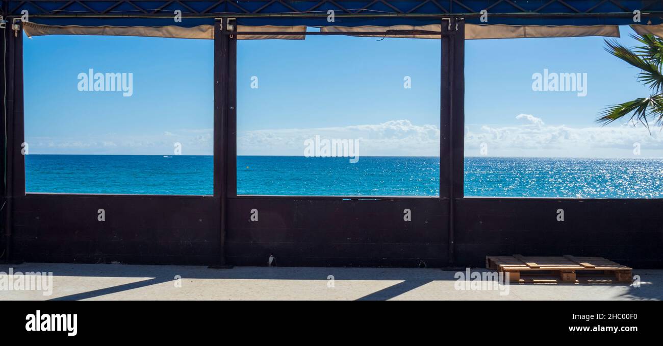 Große Holzfenster einer verlassenen Strandbar am Meer in Fuengirola Stockfoto