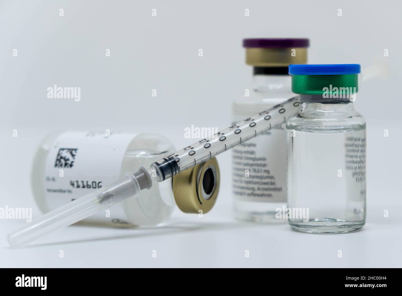 Flaschen mit Medikamenten und Injektionslösung, Spritze, Ausrüstung für die Impfung Stockfoto