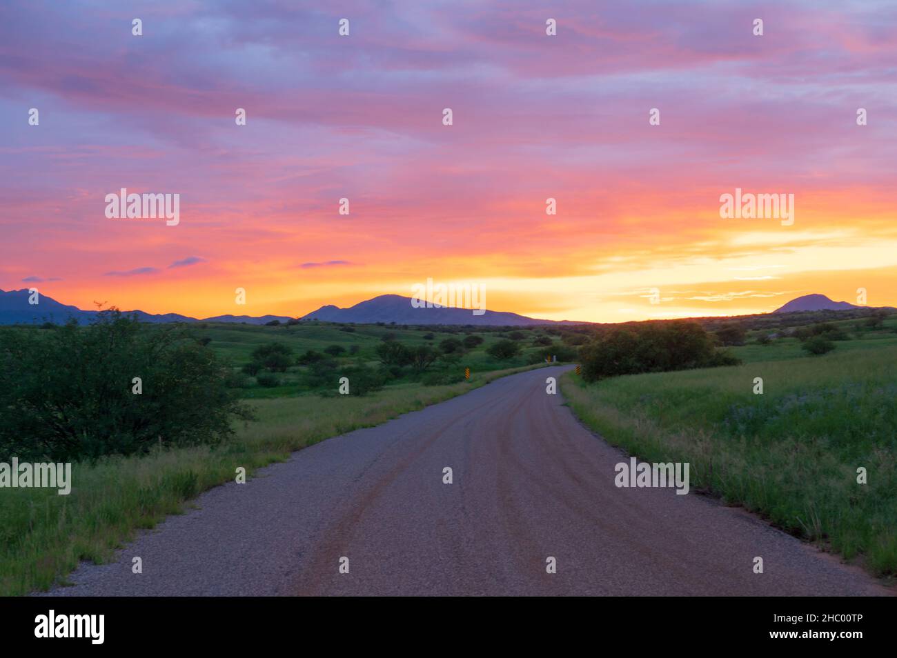 Feueruntergang in Sonoita, Arizona. Santa Rita Berge in der Ferne. Stockfoto