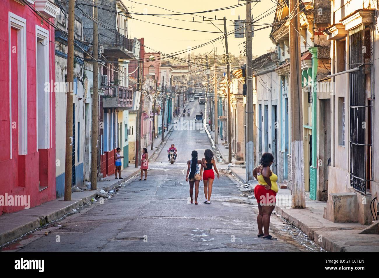 Afro-kubanische Frauen gehen bei Sonnenuntergang in der kolonialen Innenstadt von Matanzas auf der Insel Kuba, Karibik Stockfoto