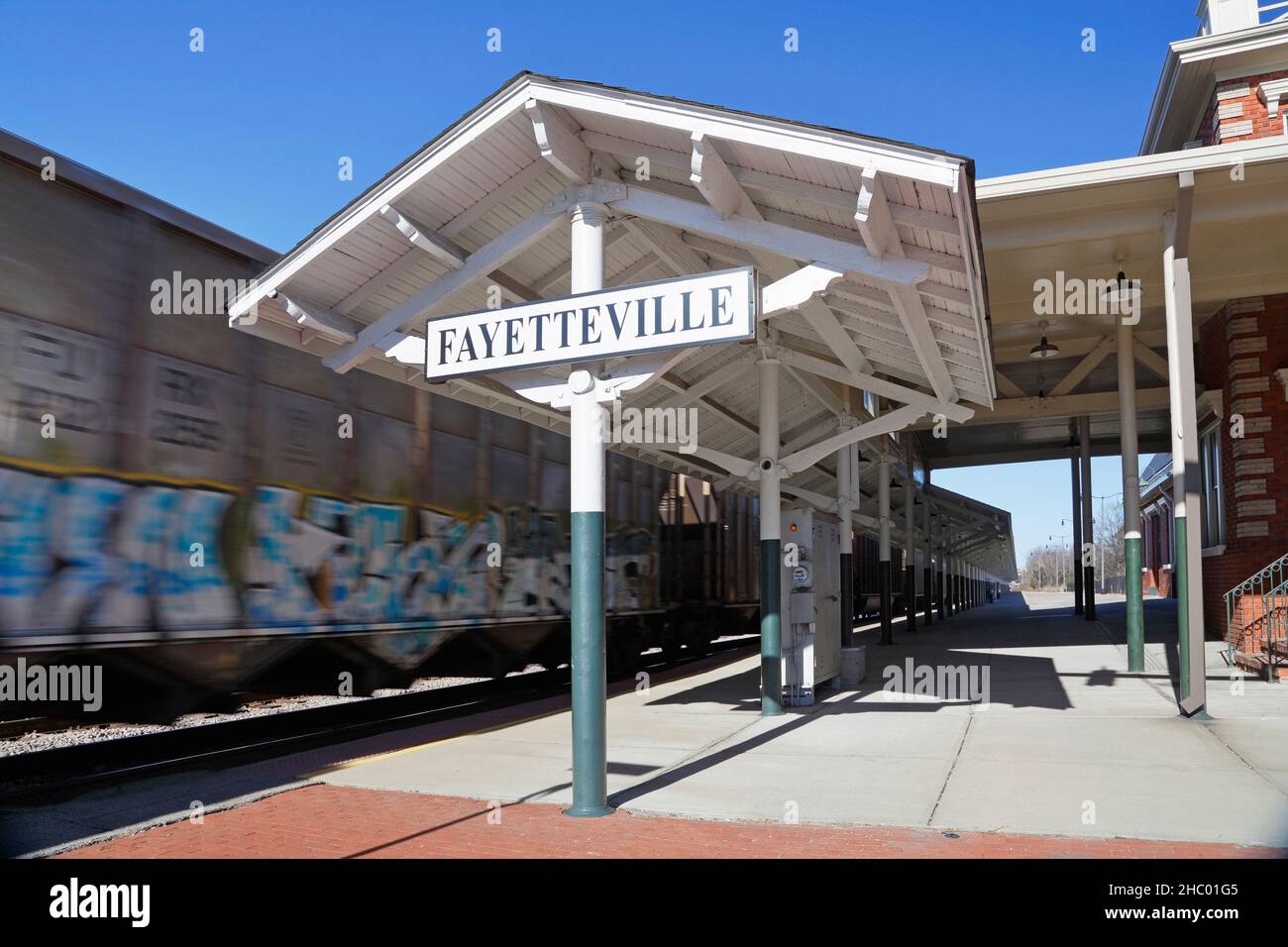 Bahnhof in North Carolina mit vorbeifahrenden Güterzug Stockfoto