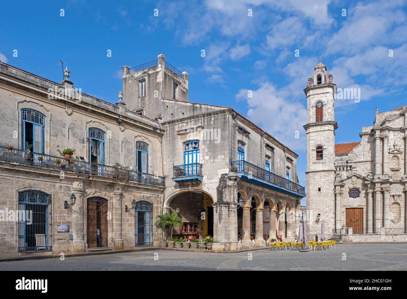 Plaza de la Catedral / Cathedral Square und die Catedral de San Cristobal im kolonialen Stadtzentrum Alt-Havanna, La Habana auf der Insel Kuba Stockfoto