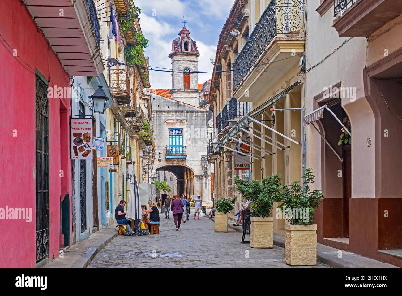 Gasse mit Bars und Restaurants im kolonialen Stadtzentrum Alt-Havanna, La Habana auf der Insel Kuba, Karibik Stockfoto