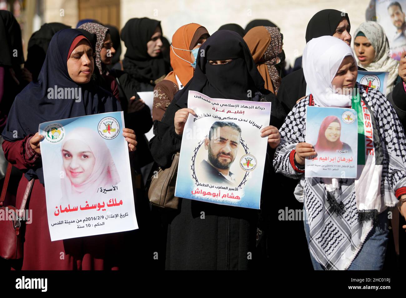 Gaza, Philippinen. 22nd Dez 2021. Palästinensische Frauen halten Plakate während eines Protestes, der vom Islamischen Dschihad in Solidarität mit weiblichen palästinensischen Gefangenen organisiert wurde, die in israelischen Gefängnissen vor dem Büro des Roten Kreuzes in Gaza-Stadt festgehalten wurden. Kredit: SOPA Images Limited/Alamy Live Nachrichten Stockfoto