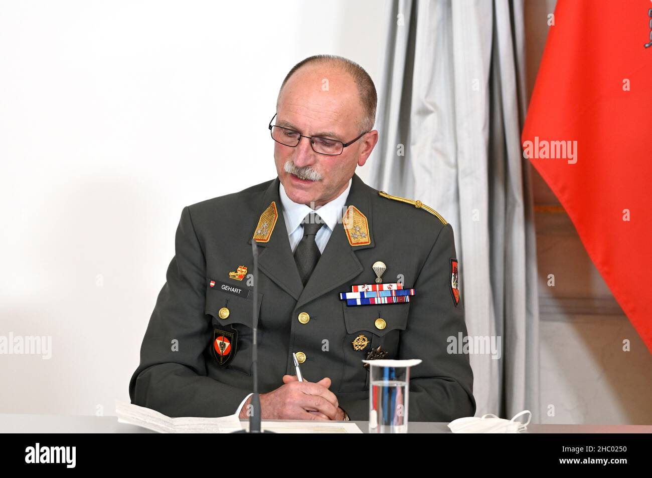 Wien, Österreich. 22nd Dez 2021. Pressekonferenz zur Koronaentwicklung im Bundeskanzleramt mit Generalleutnant Norbert Gehart Stockfoto