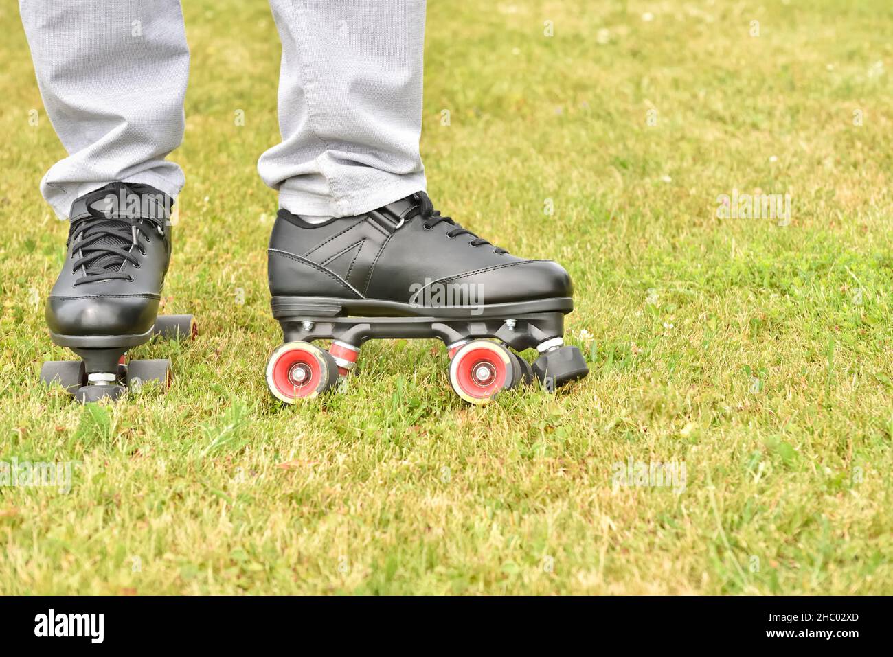 Männer-Rollschuhe auf einem Rasen während der Freizeit, der Erholung und der Sommerunterhaltung. Stockfoto