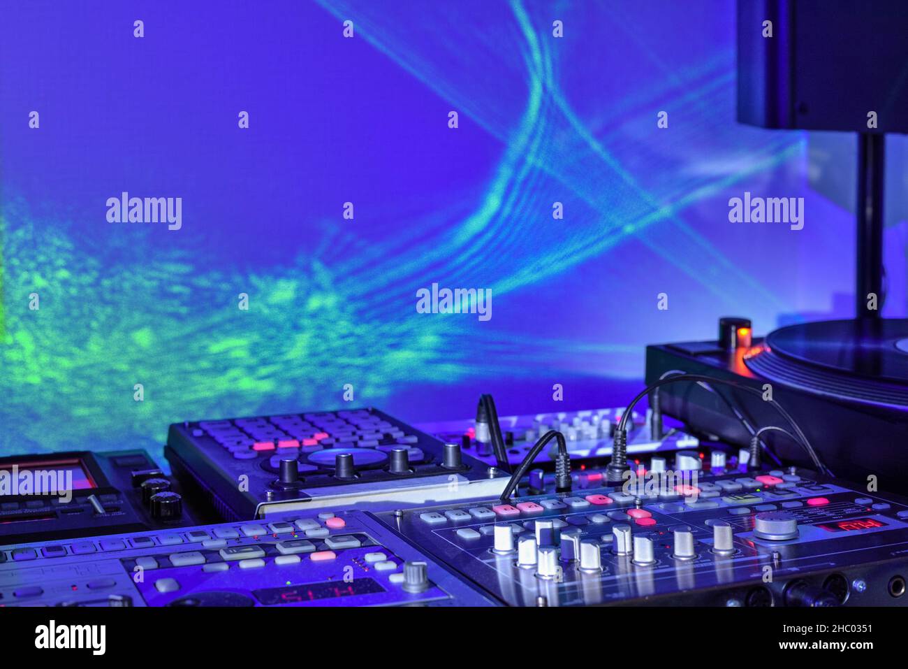Musikinstrumente und DJ-Geräte Ausrüstung, um Sound für elektronische Musik auf dem Hintergrund der Lichteffekt für Diskotheken zu schaffen Stockfoto