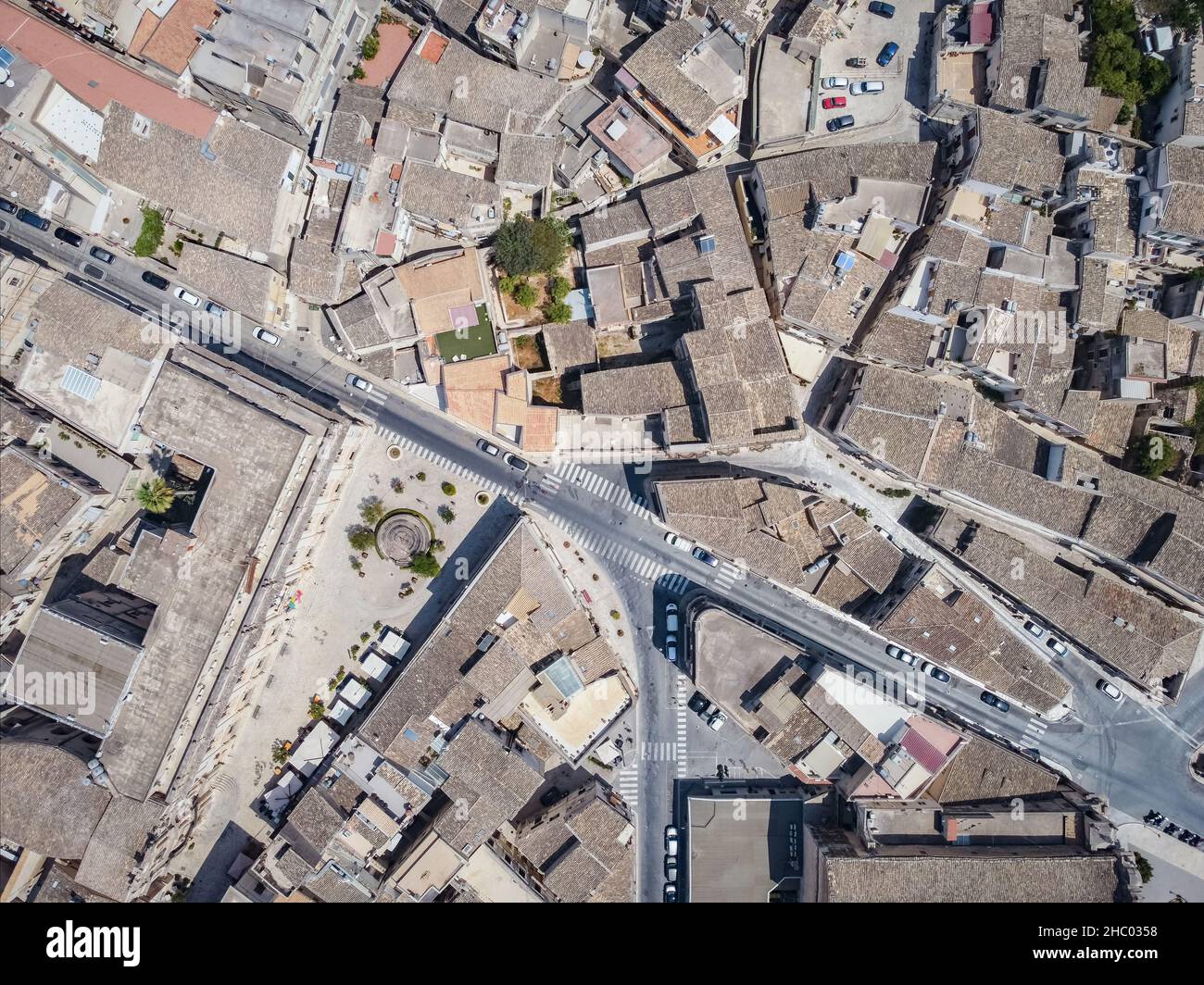 Luftdrohnenaufnahme der Barockstadt Scicli, Provinz Ragusa, Südosten Siziliens. Stockfoto