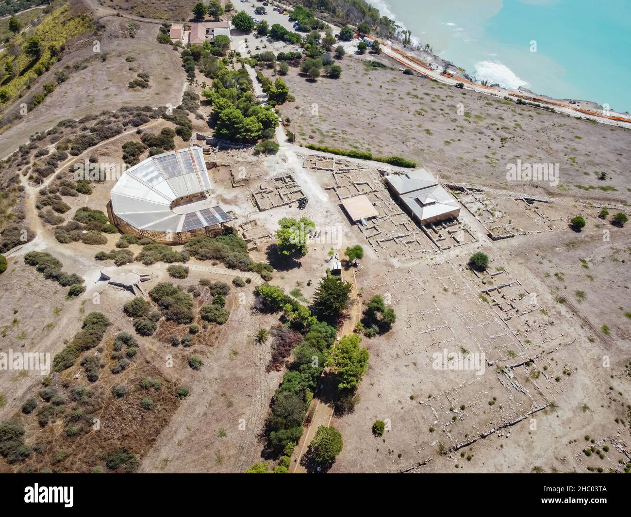 Drohne aus der Luft. Eraclea Minoa archäologischen Bereich, griechische Amphitheater Ruinen auf Vorgebirge über dem Mittelmeer. Provinz Agrigento, Sizilien, Italien. Stockfoto