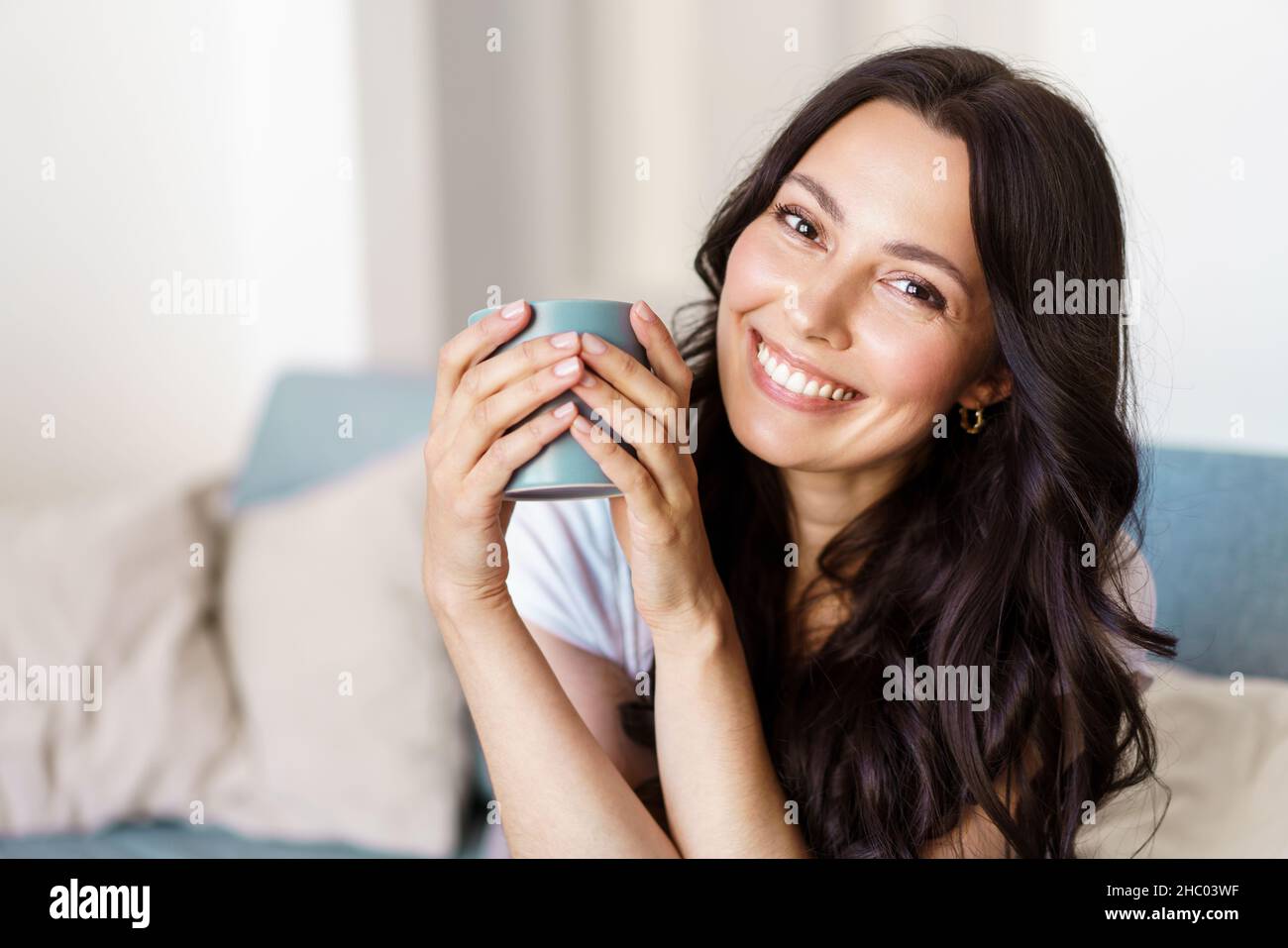 Schöne Brünette Frau mit einem bleichen perfekten Lächeln Stockfoto
