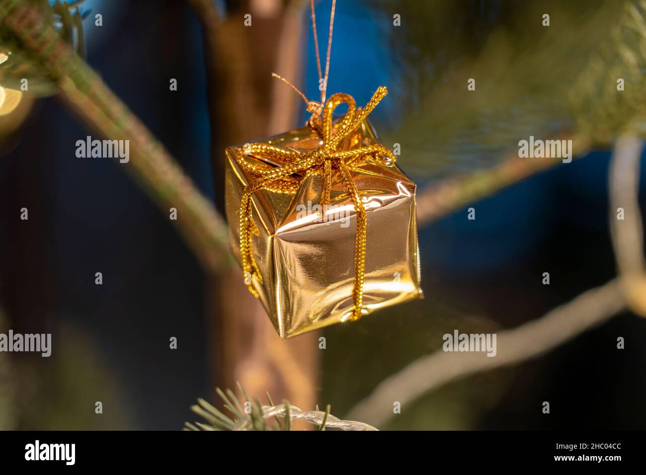 Weihnachtsdekoration goldenes Geschenkelement auf weihnachtsbaum. Ich wünsche Ihnen ein frohes Weihnachtsfest. Stockfoto