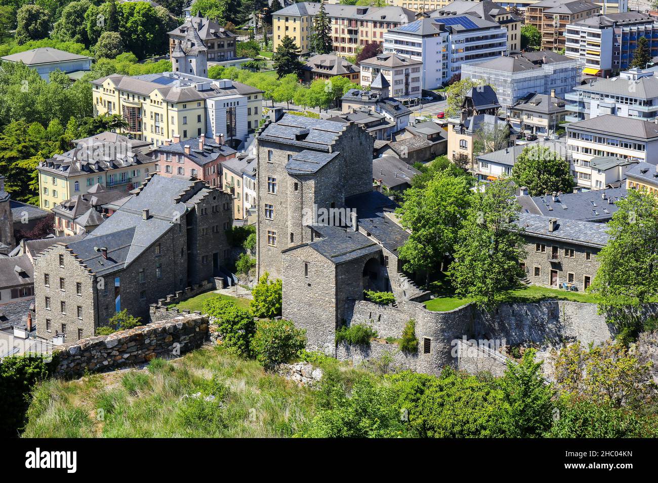 Burgruinen und Sion / Sitten Blick von oben, Schweiz Stockfoto