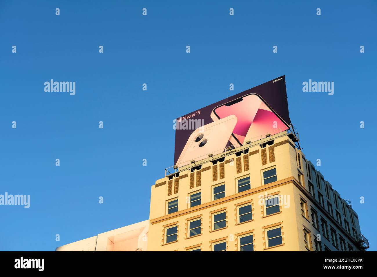 Werbeplakat auf einem Dach eines Gebäudes am Union Square Einkaufsviertel; San Francisco, Kalifornien; T-Mobile Werbung für neues iPhone 13. Stockfoto
