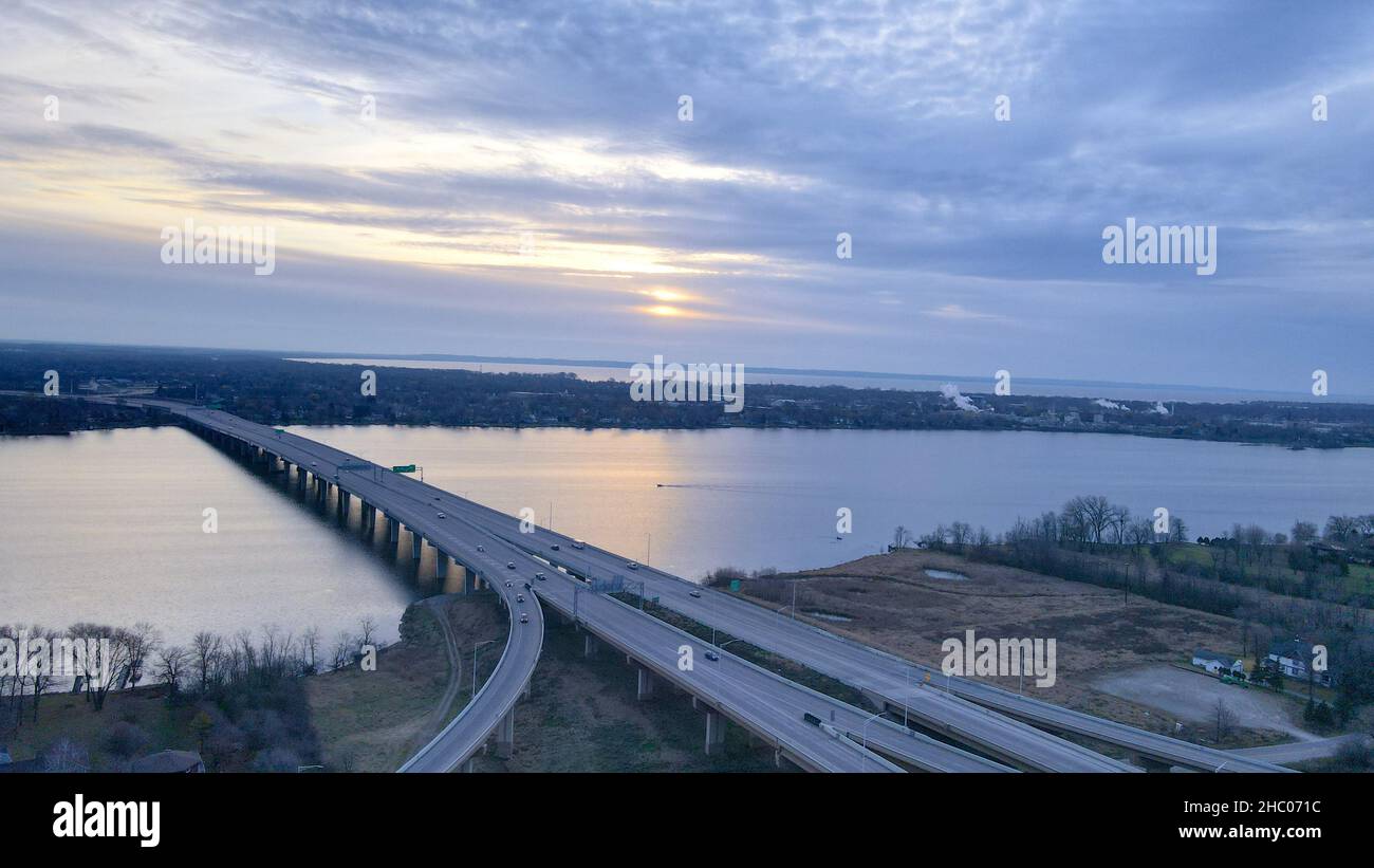 Mehrspurige Autobahn über dem Wasser mit Himmel Stockfoto
