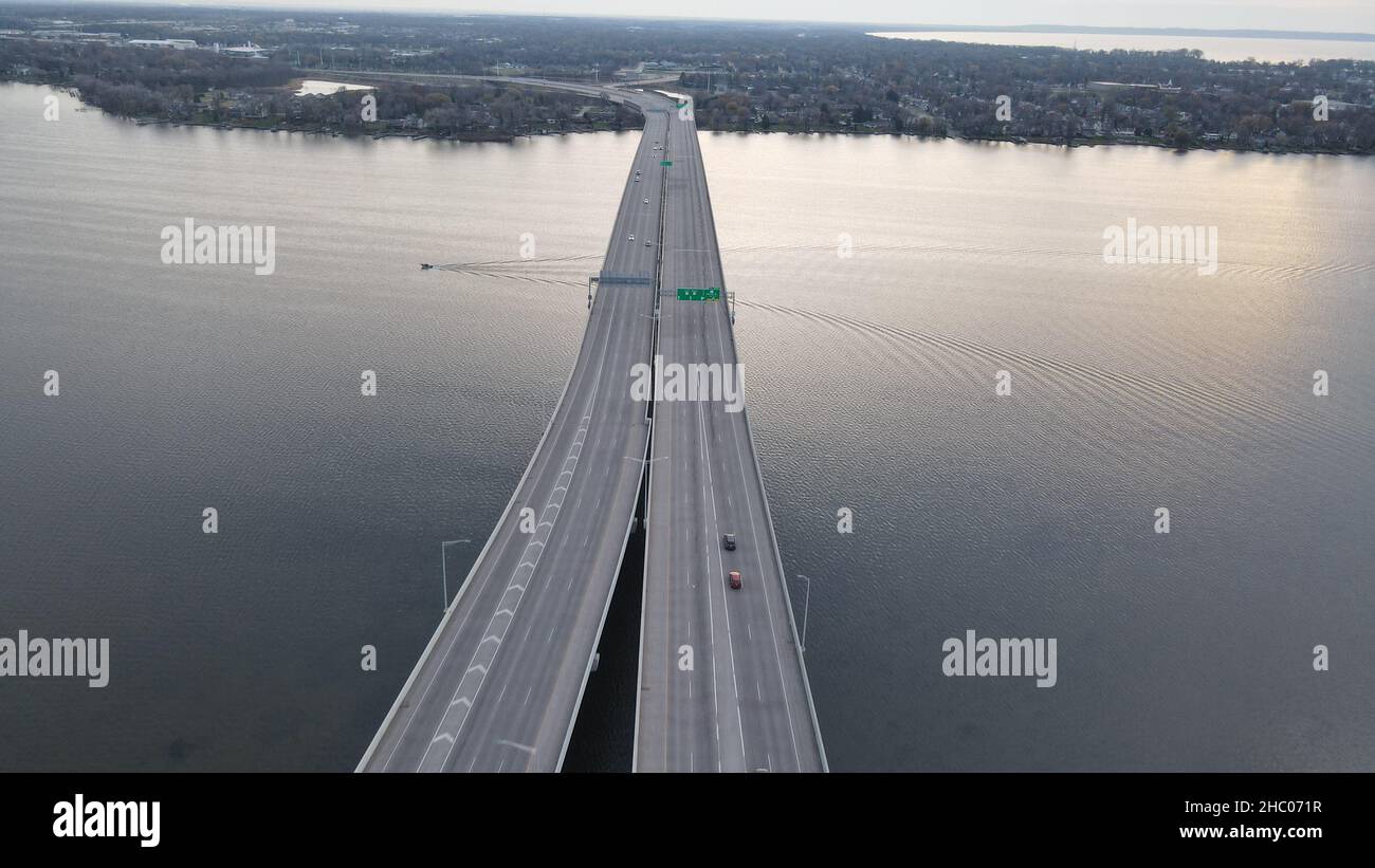 Mehrspurige Autobahn über dem Wasser Stockfoto