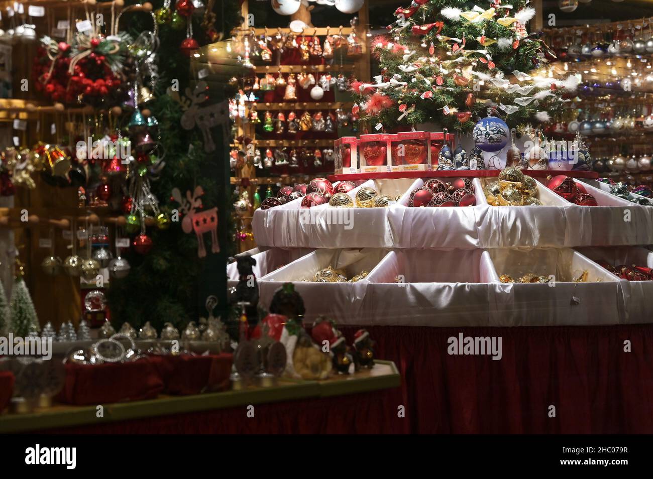 Lübeck, 19. November 2021: Verkaufsstand auf dem Weihnachtsmarkt voller glitzernder Dekorationen wie Kugeln, Kugeln und Ornamente, Copy-Park Stockfoto