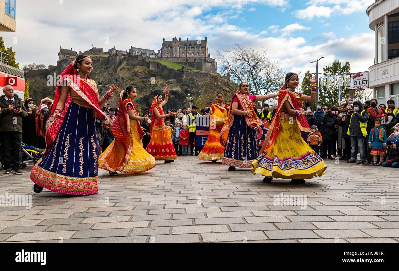 Indische Tänzer mit Edinburgh Castle im Hintergrund, Diwali Festival Event, Edinburgh, Schottland, Großbritannien Stockfoto