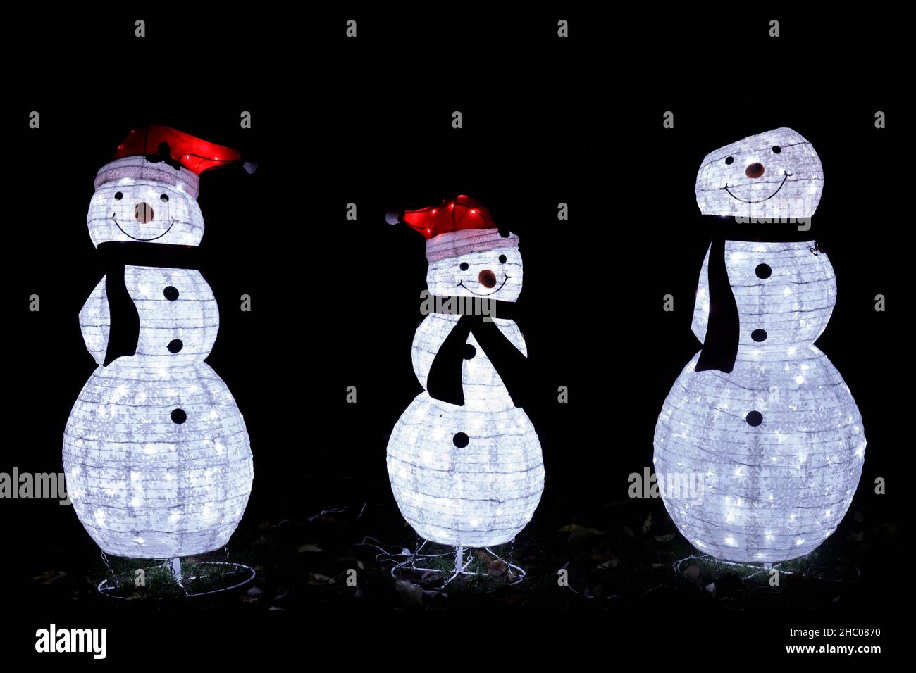 Schneemann Familie Dekoration Weihnachten in der Nacht. Stockfoto