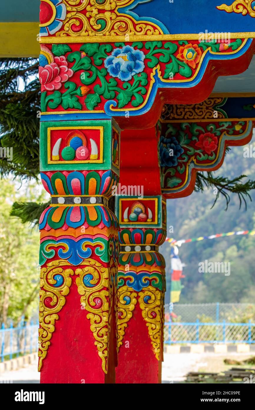 Kunstvoll bemalte Holzarbeiten mit religiösen Motiven im Kloster Pema Tsal Sakya, einem buddhistischen Kloster, Pokhara, Nepal. Stockfoto