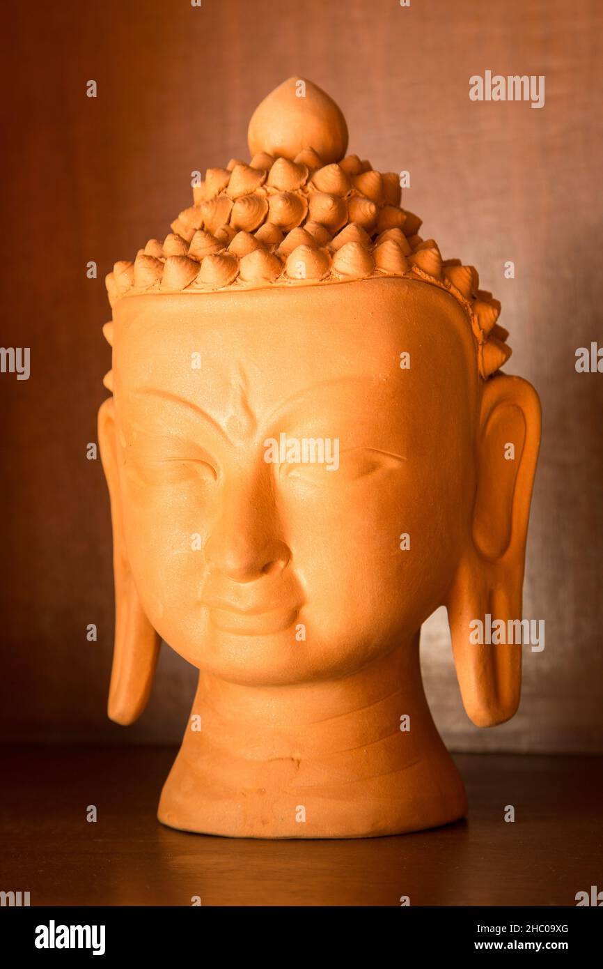 Eine Keramikbüste von Buddha. Inneneinrichtung im Chhahari Retreat, einer Boutique-Lodge in Kathmandu, Nepal. Stockfoto