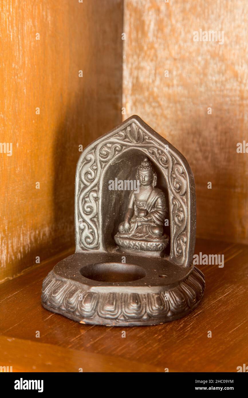 Eine kleine Statue von Buddha. Inneneinrichtung im Chhahari Retreat, einer Boutique-Lodge in Kathmandu, Nepal. Stockfoto