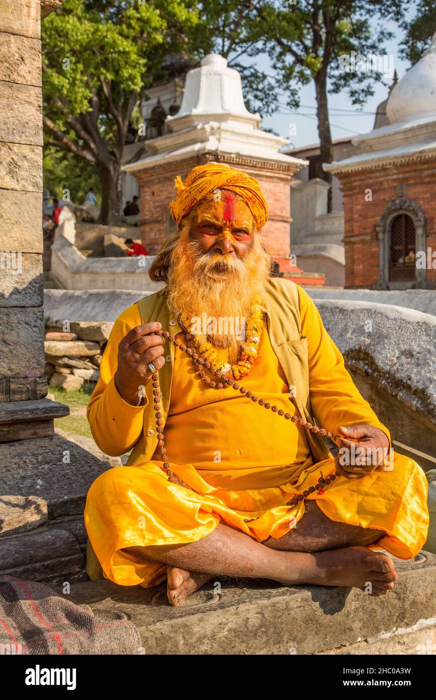 Ein Sadhu, ein hinduistischer Asket oder heiliger Mann auf dem Hanuman Dhoka Durbar Square in Kathmandu, Nepal. Stockfoto