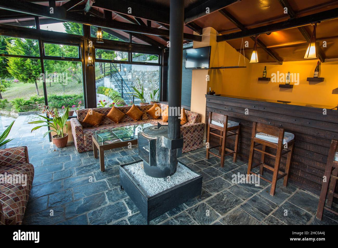 Das Innere der Chimney Lounge im Chhahari Retreat, einer Boutique-Lodge in Kathmandu, Nepal. Stockfoto