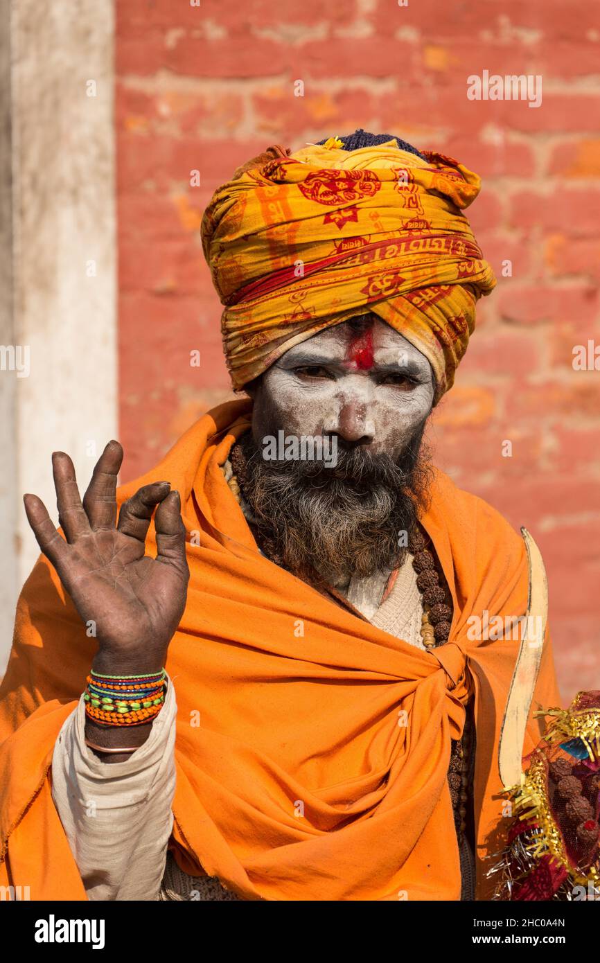 Ein Sadhu, ein hinduistischer Asket oder heiliger Mann im Pashupatinath-Tempelkomplex in Kathmandu, Nepal. Stockfoto