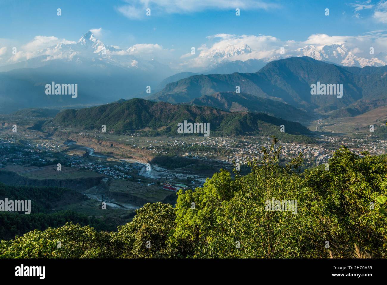 Das Annapurna Himal im nepalesischen Himalaya & Seti Gandaki River Valley, von Sarangot aus gesehen, in der Nähe von Pokhara, Nepal. Stockfoto