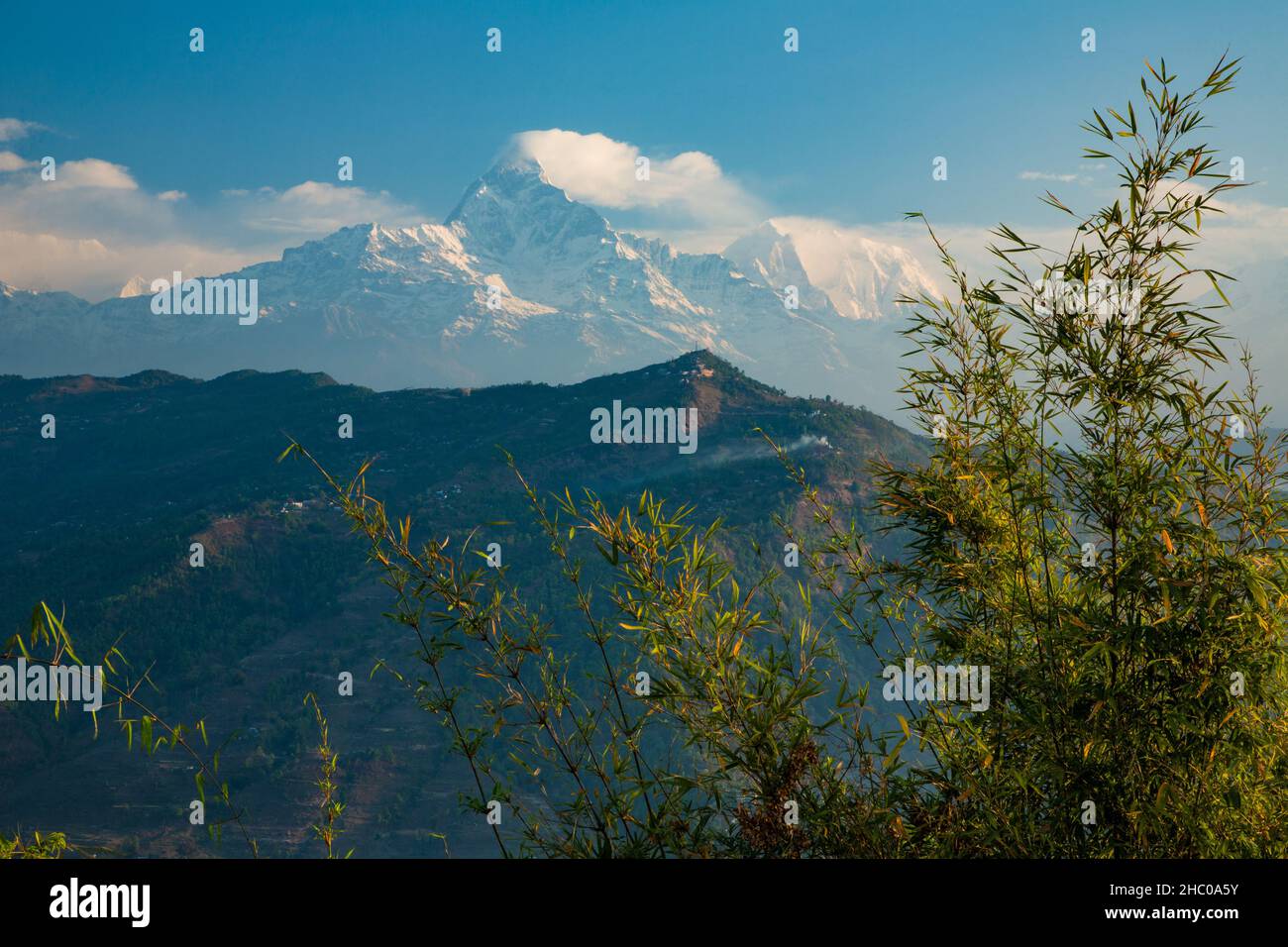 Frühmorgendliche Ansicht von Machhapuchare und Annapurna II in Wolken mit Sarangkot Hill im Vordergrund. Pokhara, Nepal. Stockfoto