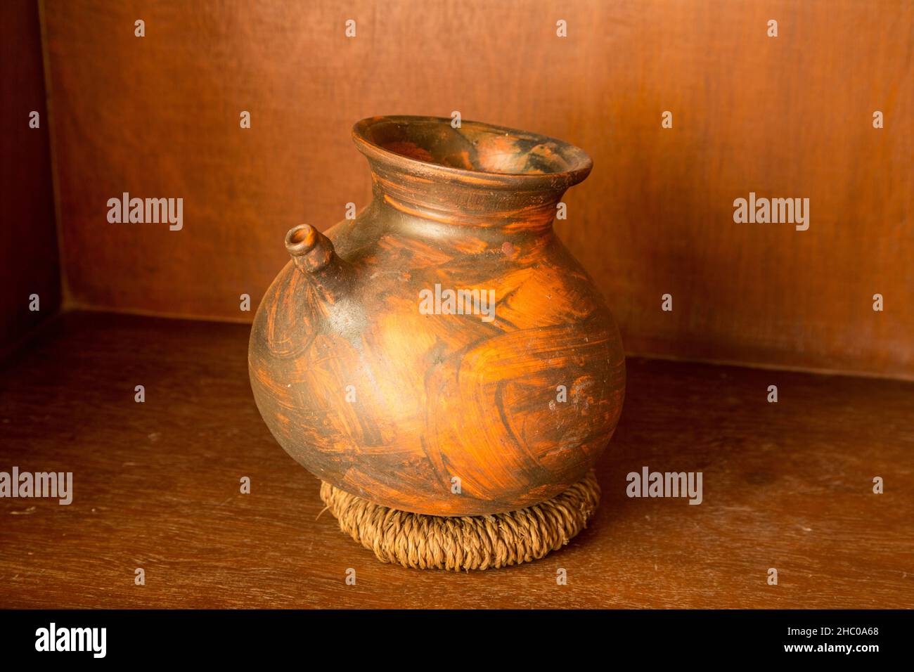 Ein alter Keramik-Wassertopf. Inneneinrichtung im Chhahari Retreat, einer Boutique-Lodge in Kathmandu, Nepal. Stockfoto