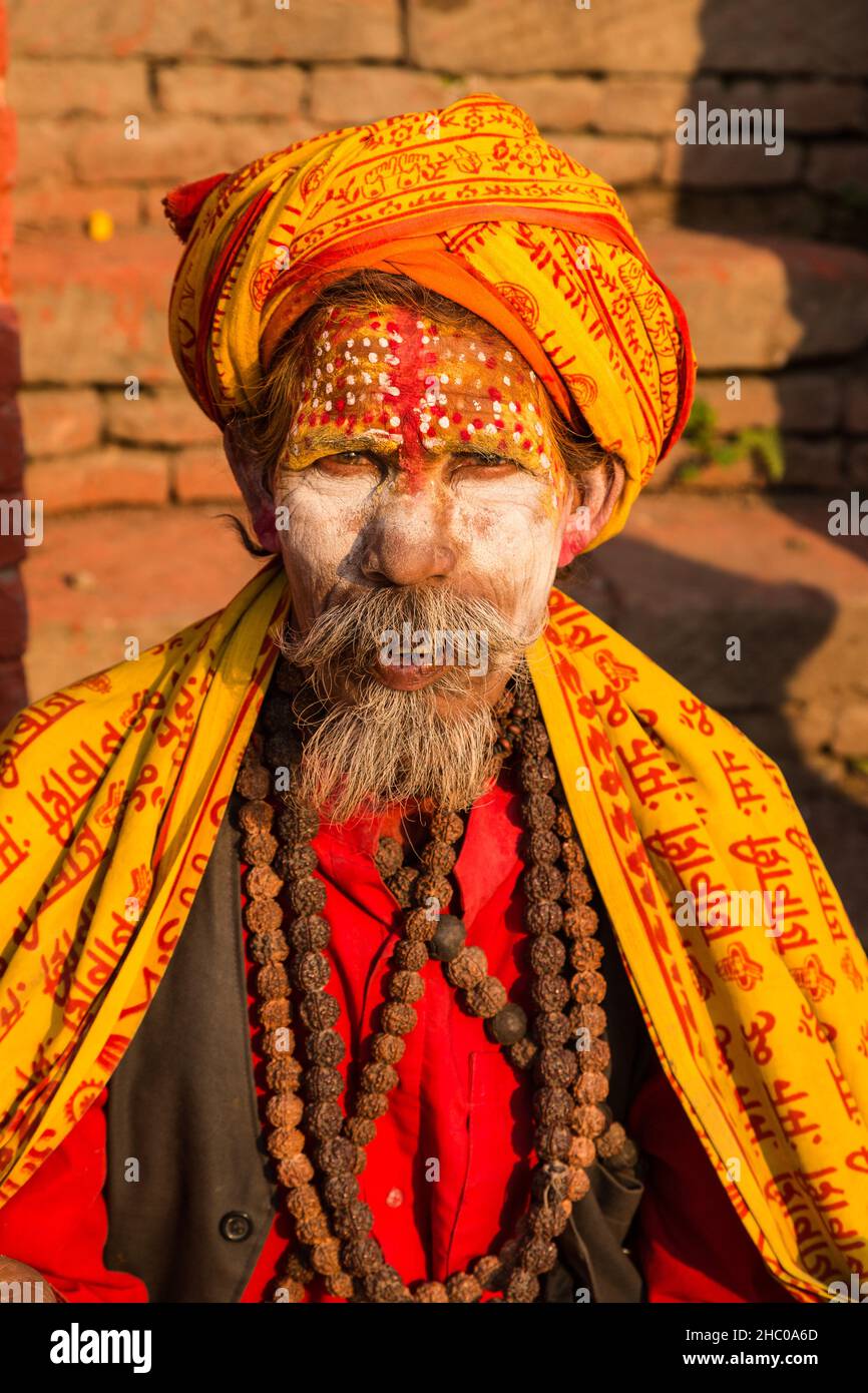 Ein Sadhu, ein hinduistischer Asket oder heiliger Mann im Pashupatinath-Tempelkomplex in Kathmandu, Nepal. Stockfoto