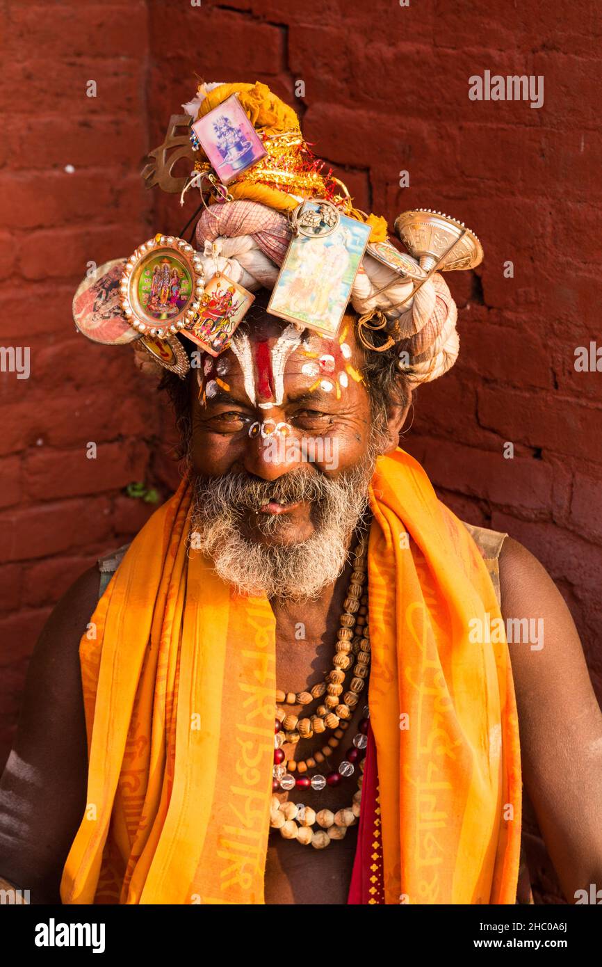 Ein Sadhu, ein hinduistischer Asket oder heiliger Mann im Pashupatinath-Tempelkomplex in Kathmandu, Nepal. Stockfoto