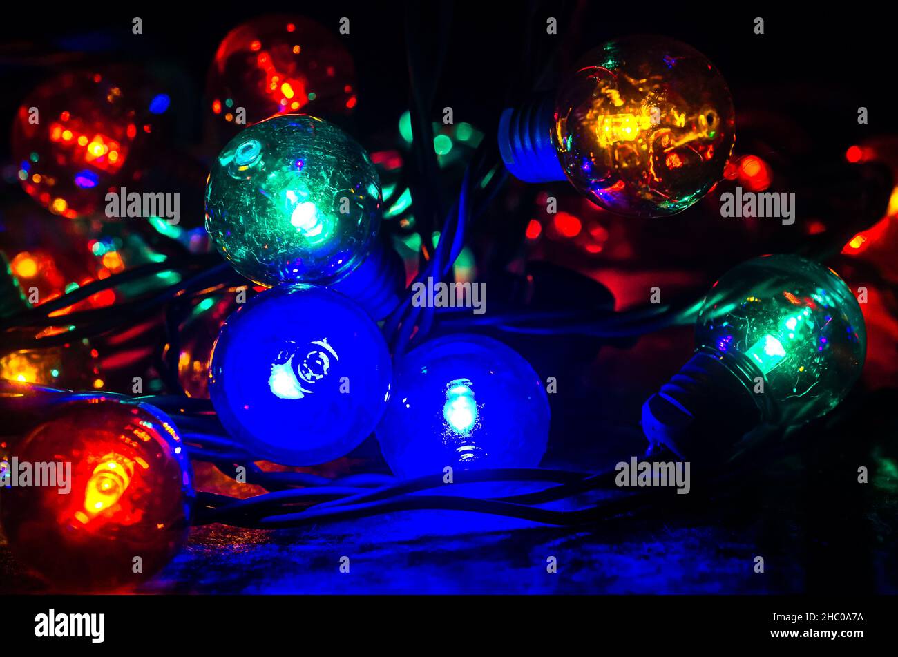 Farbige Globenlichter lagen am 27. Dezember 2017 in CODEN, Alabama, auf einem Tisch. Globe-Style-Leuchten können innen oder außen für einen festlichen Touch verwendet werden. Stockfoto