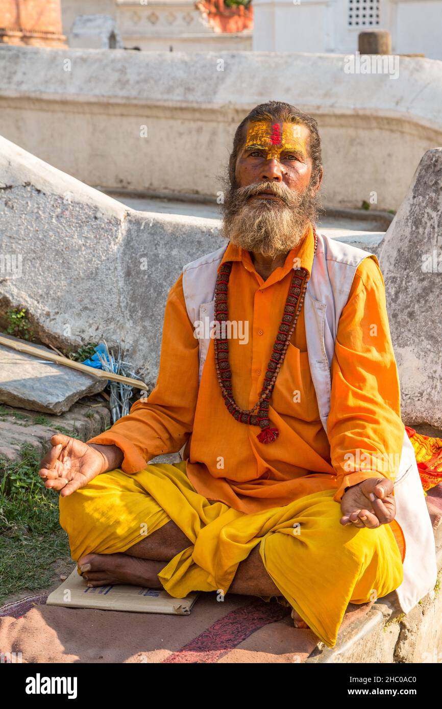 Ein Sadhu, ein hinduistischer Asket oder heiliger Mann auf dem Hanuman Dhoka Durbar Square in Kathmandu, Nepal. Stockfoto