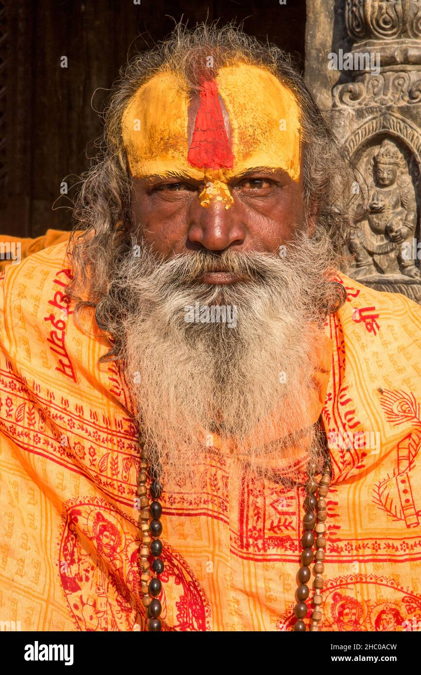 Ein Sadhu, ein hinduistischer Asket oder heiliger Mann auf dem Hanuman Dhoka Durbar Square in Kathmandu, Nepal. Stockfoto