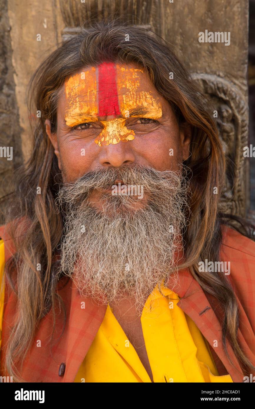 Ein Sadhu, ein hinduistischer Asket oder heiliger Mann auf dem Hanuman Dhoka Durbar Square in Kathmandu, Nepal. Stockfoto