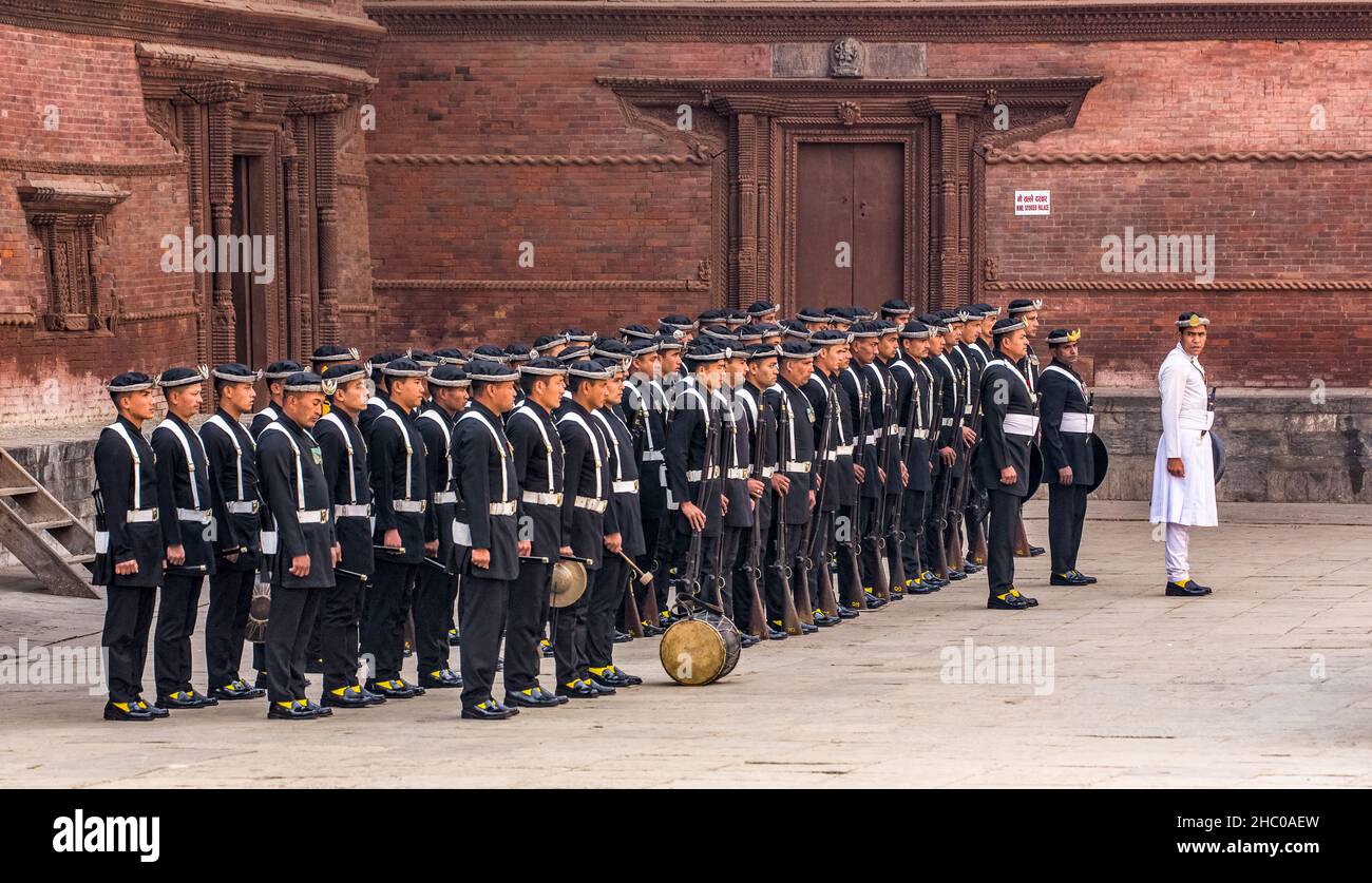 Gurkha-Soldaten in traditionellen Uniformen bilden eine Reihe im Hanuman-Dhoka-Palast in Kathmandu, Nepal. Diese Soldaten erfüllen zeremonielle Aufgaben Stockfoto